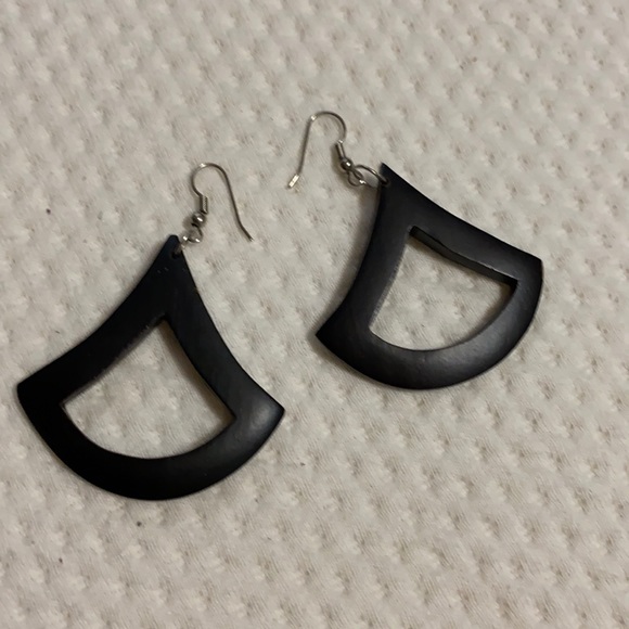 2/$10! Black dangling earrings - Picture 1 of 4
